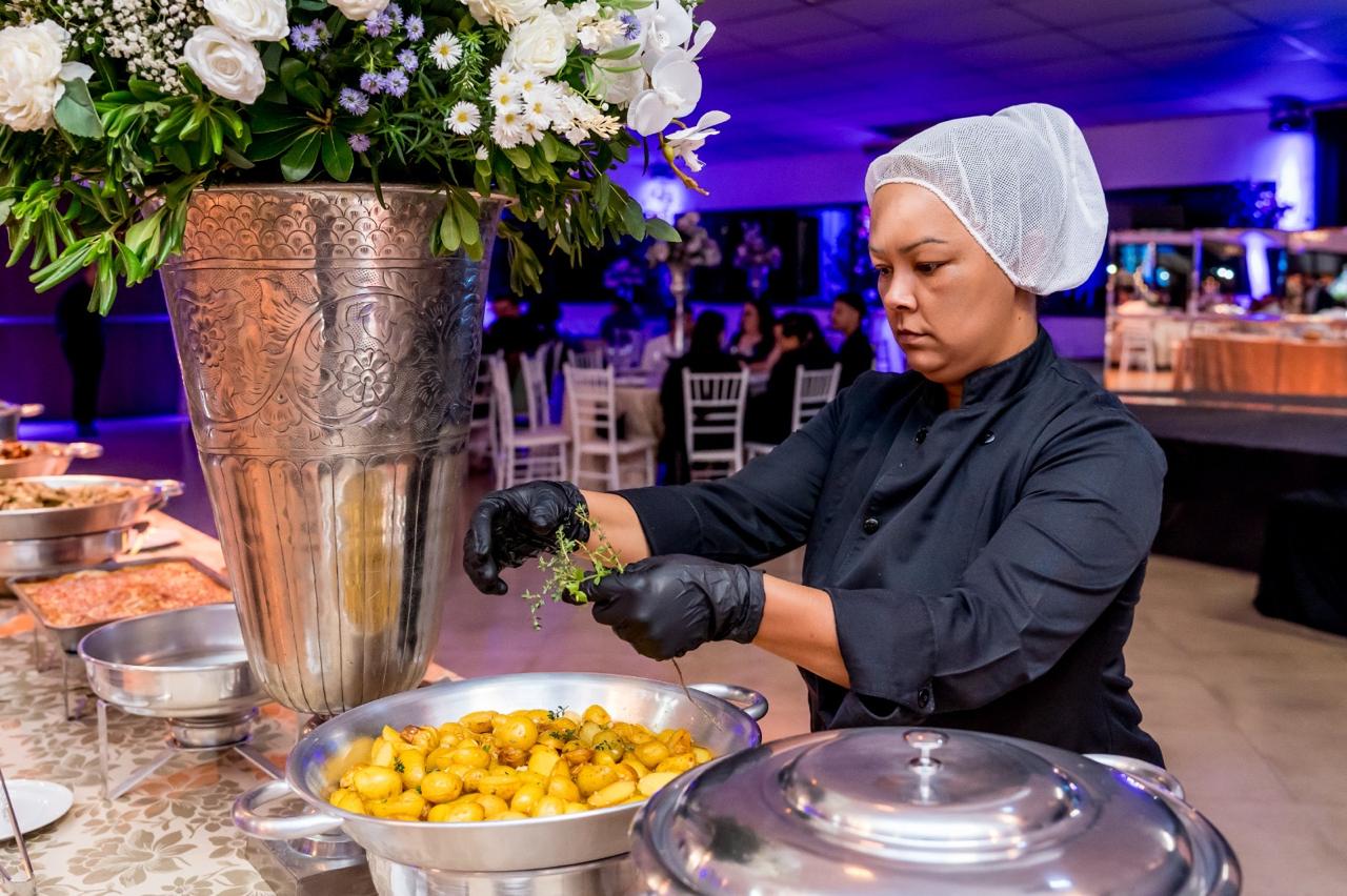 Chef da Demi Glace Gastronomia finalizando um prato no buffet do evento